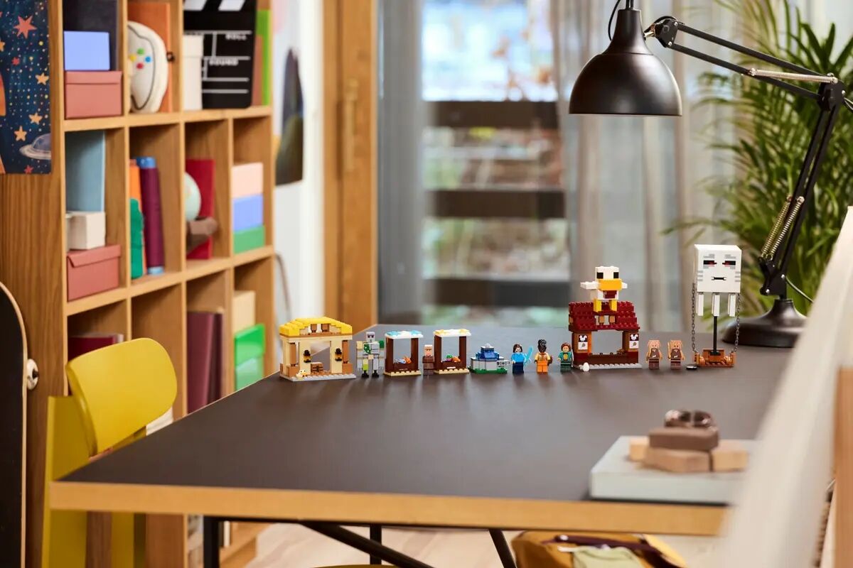 Конструктор LEGO Minecraft Напад на село з повітряною кулею Ґаст (21273)