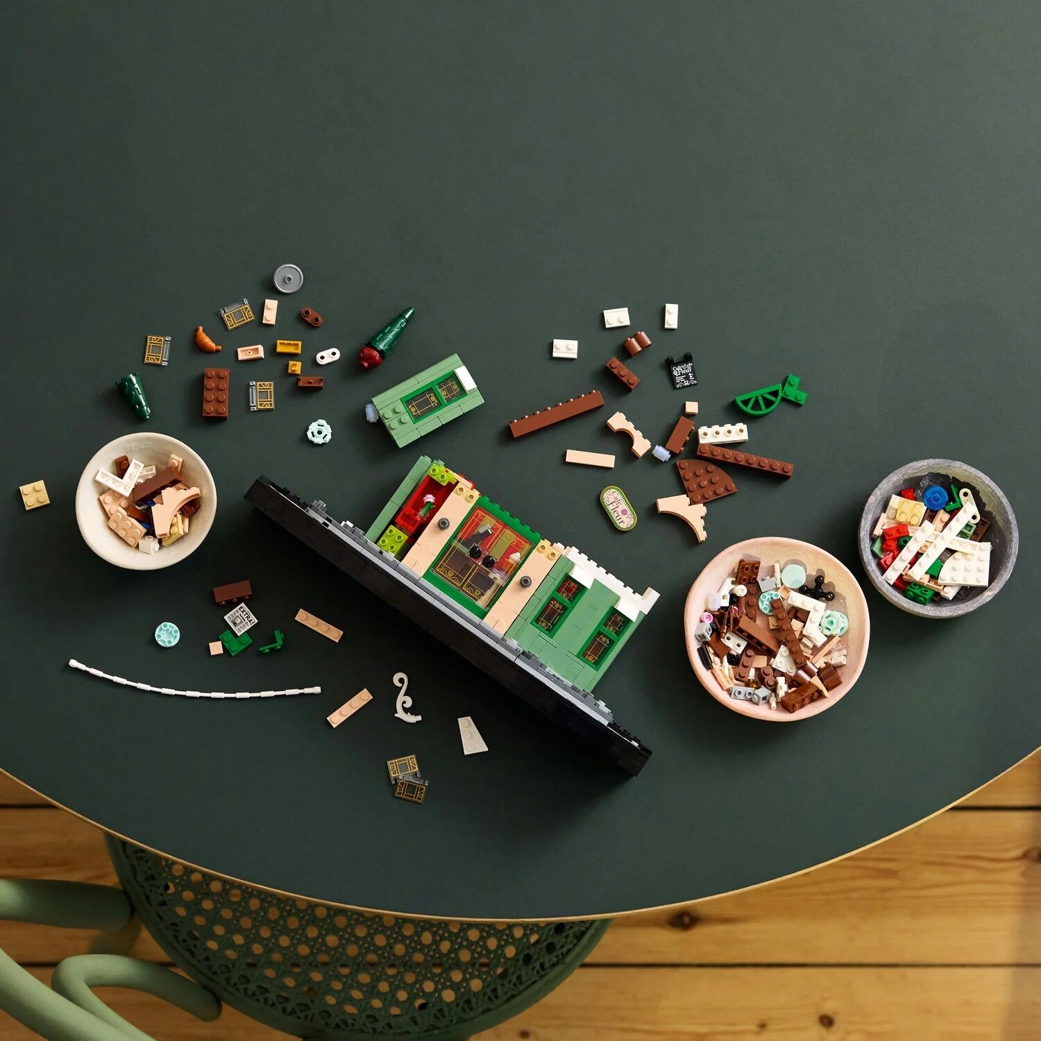 Конструктор LEGO Icons Французька кав'ярня (10362)
