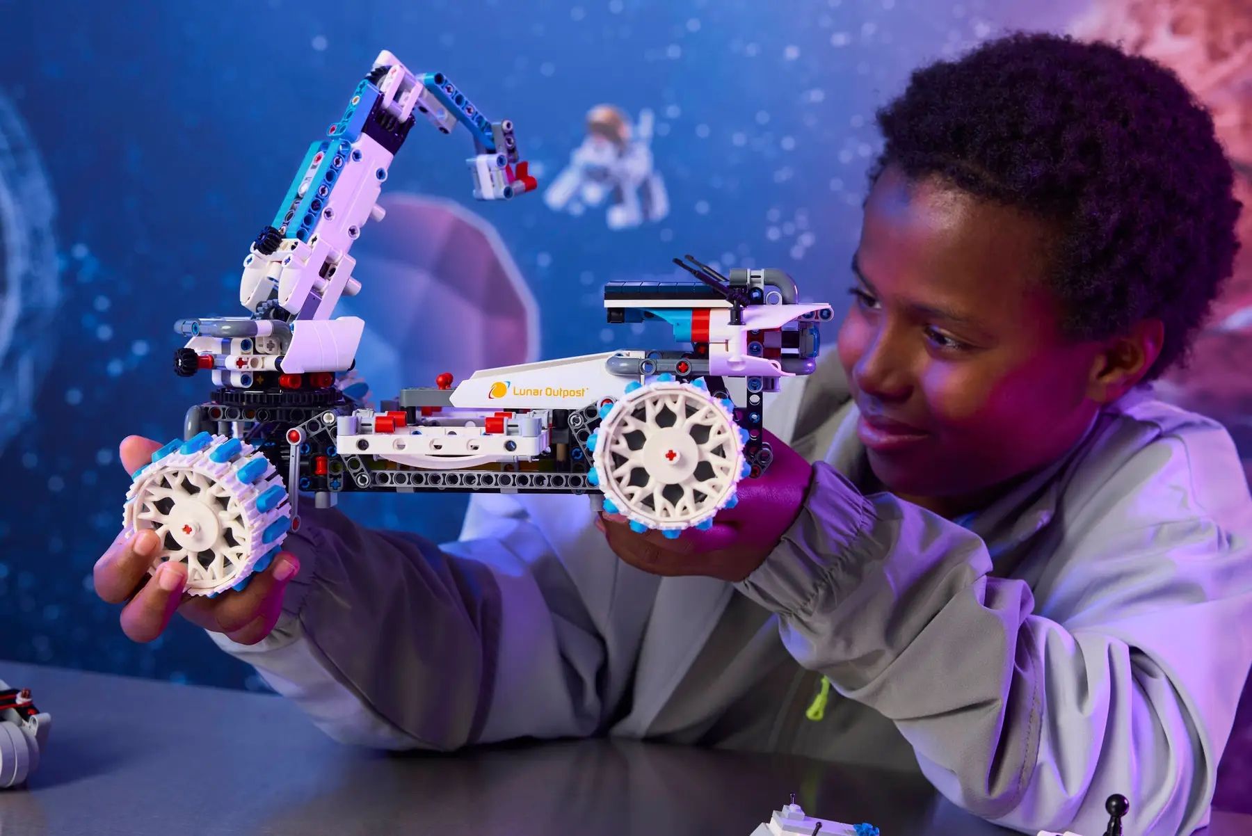 Конструктор LEGO Technic Місяцехід Lunar Outpost. Космічний корабель (42211)