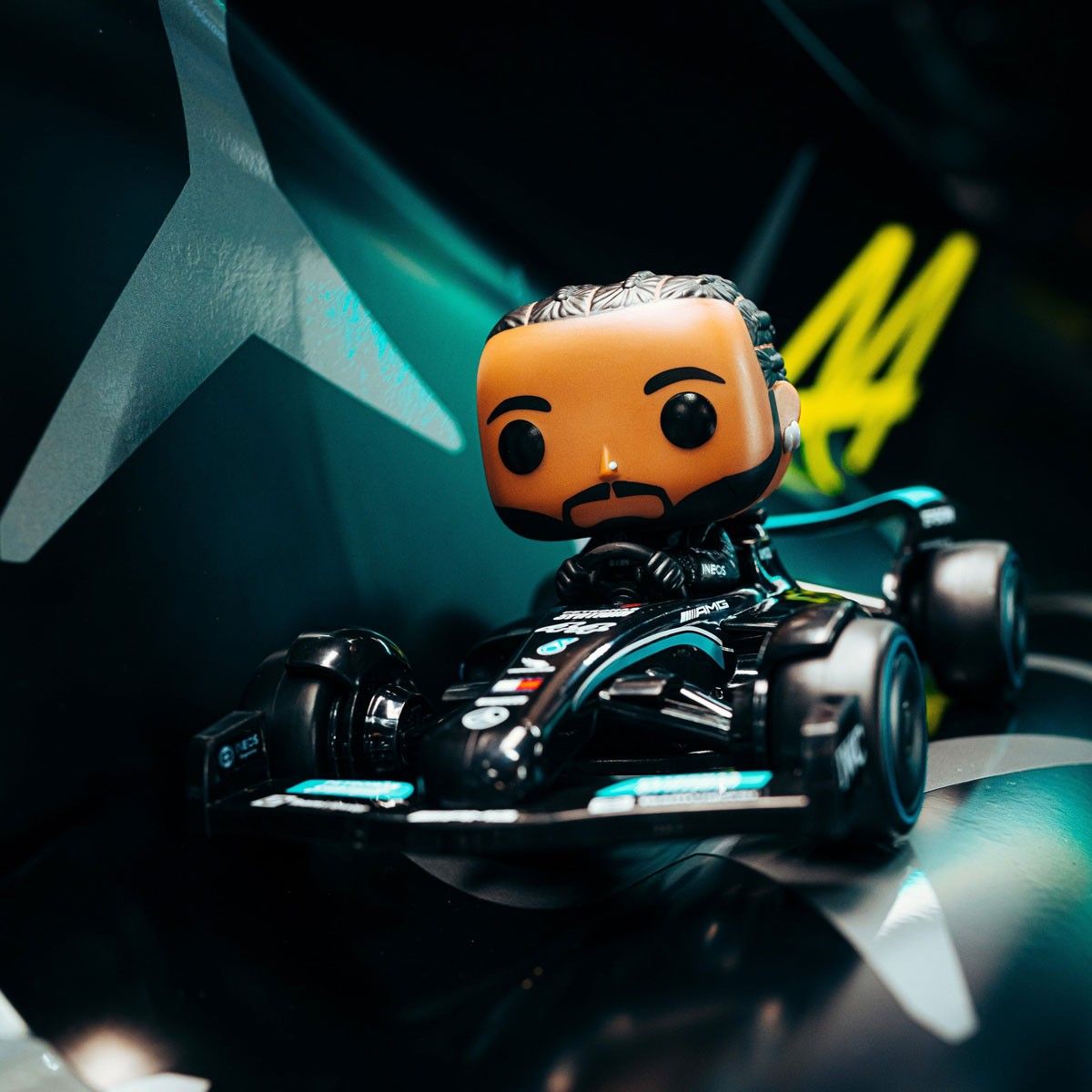 Ігрова фігурка FUNKO POP! серії "Формула-1" - ЛЬЮЇС ГАМІЛЬТОН НА МАШИНІ