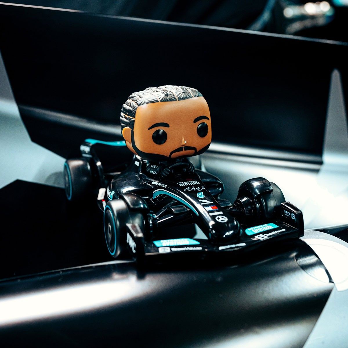 Ігрова фігурка FUNKO POP! серії "Формула-1" - ЛЬЮЇС ГАМІЛЬТОН НА МАШИНІ