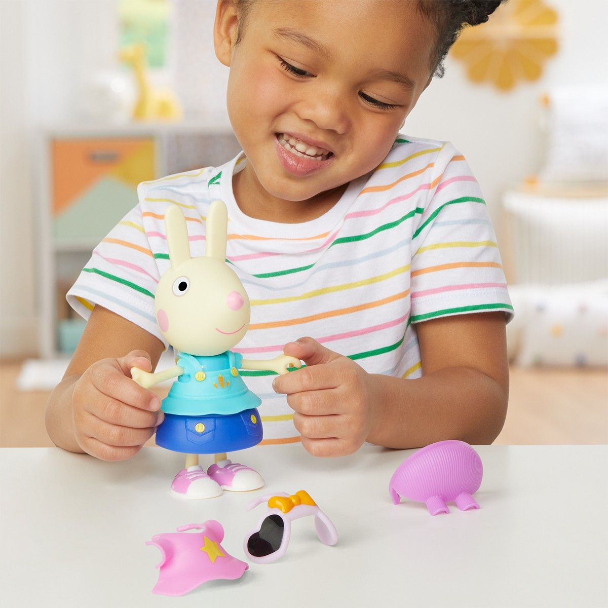 Ігровий набір PEPPA FIGURINES серії "Модна пригода" - ОДЯГНИ РЕБЕККУ