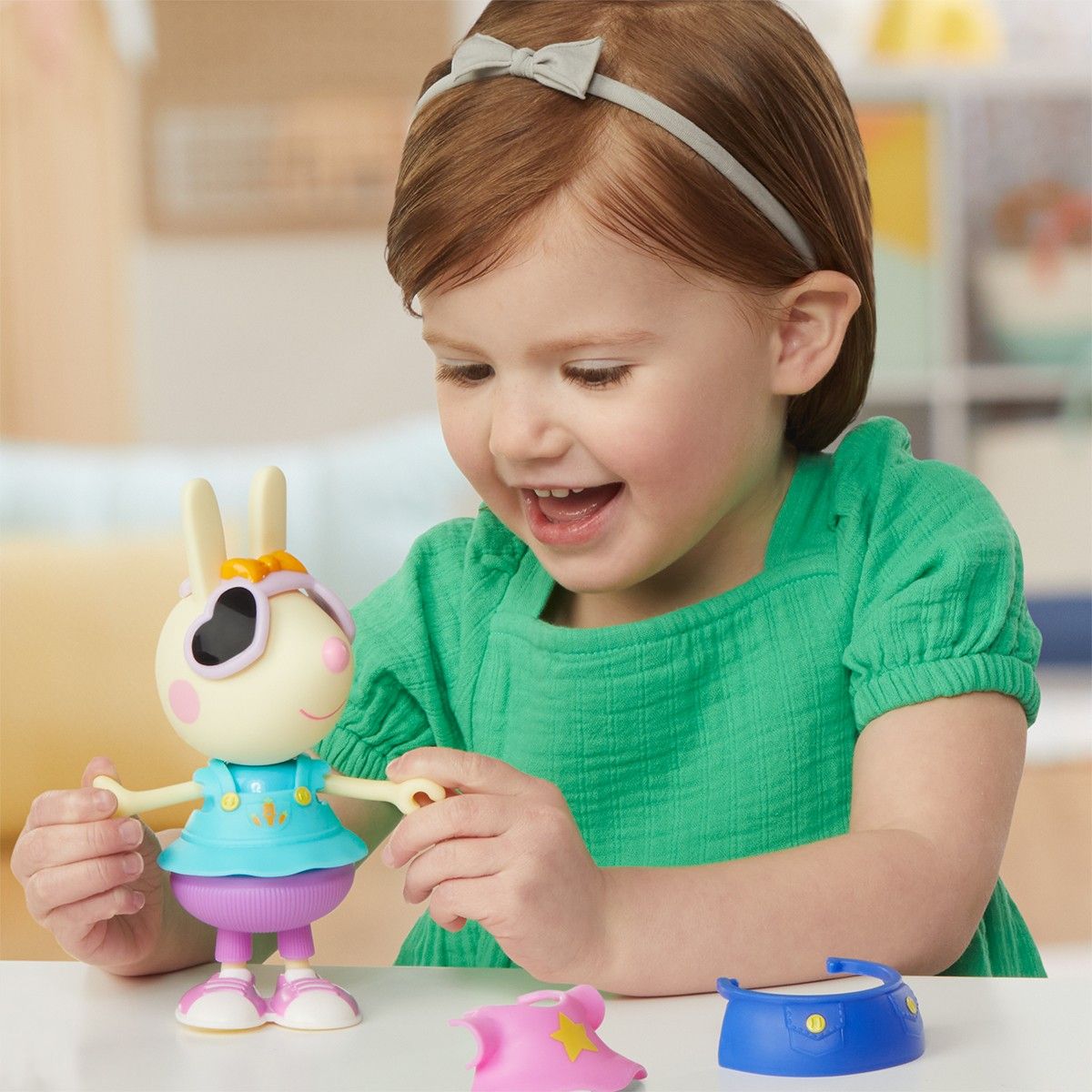 Ігровий набір PEPPA FIGURINES серії "Модна пригода" - ОДЯГНИ РЕБЕККУ