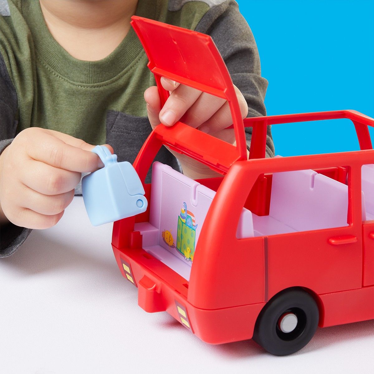 Ігровий набір PEPPA FIGURINES – ВЕЛИКИЙ РОДИННИЙ АВТОМОБІЛЬ ПЕППИ