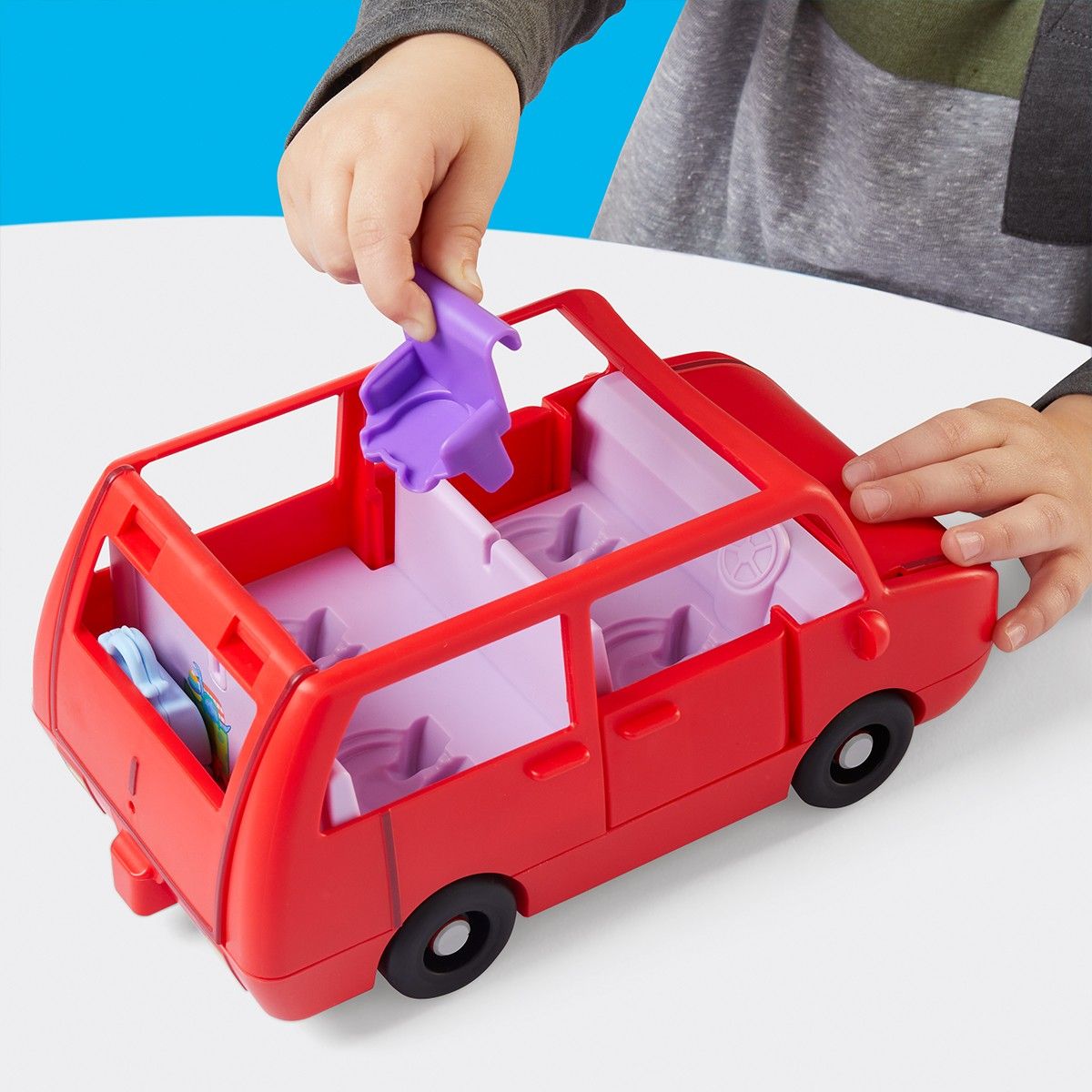 Ігровий набір PEPPA FIGURINES – ВЕЛИКИЙ РОДИННИЙ АВТОМОБІЛЬ ПЕППИ