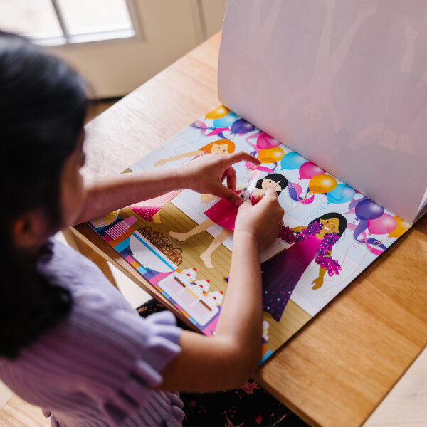 Melissa & Doug: Набір багаторазових наліпок 'Одягни ляльку'